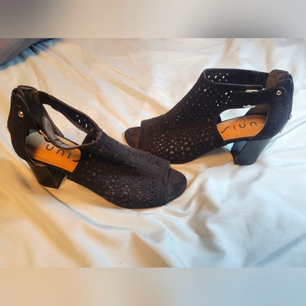 UNIS heels